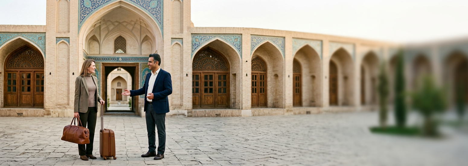 Voyageuse échangeant avec un conseiller devant un hébergement traditionnel en Iran