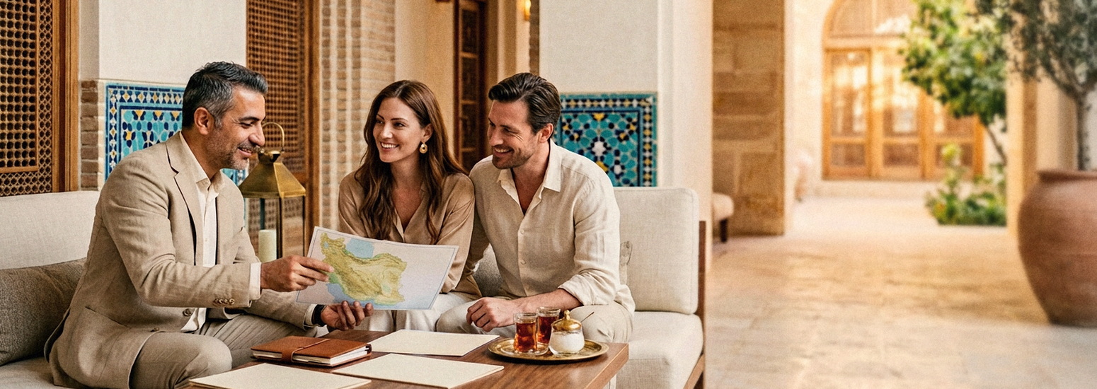 Conseiller spécialiste préparant un voyage en Iran avec un couple de voyageurs