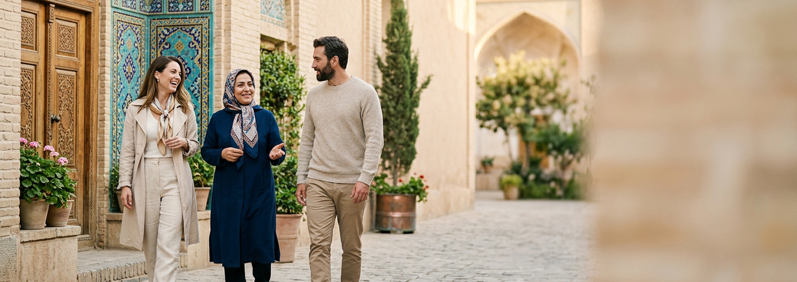 Repas d'Eftar partagé au crépuscule dans une cour persane, famille iranienne et voyageurs occidentaux autour de dattes, pain et thé