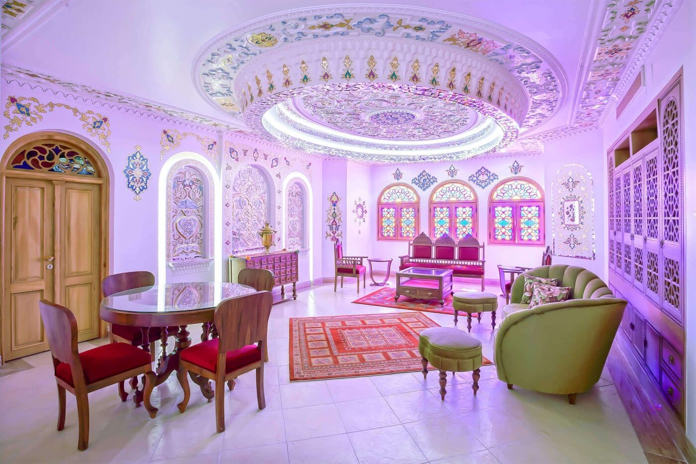 Salon orné de l’hôtel Attar, ancienne demeure du quartier historique d’Ispahan
