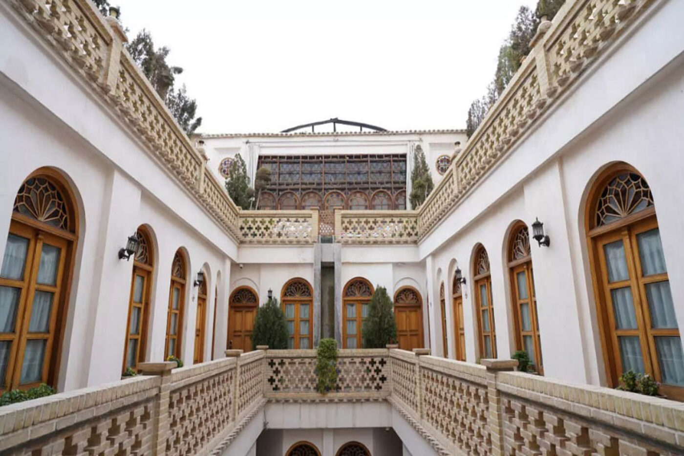 Cour à deux niveaux du Ghasr Monshi, demeure qadjare à Ispahan