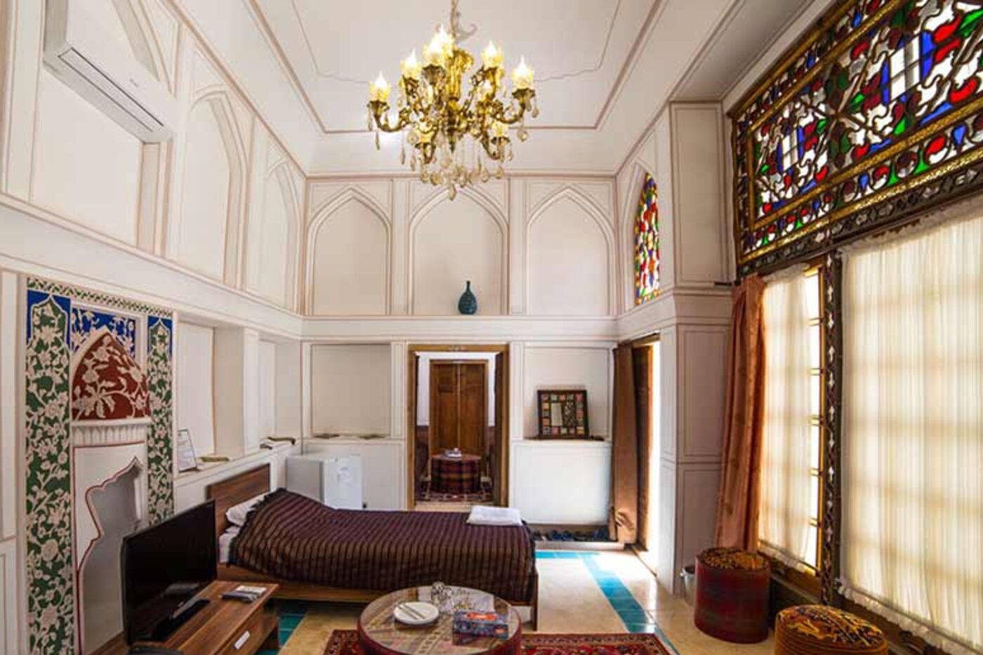 Suite qadjare de Kianpour House, vitraux et stucs, Ispahan