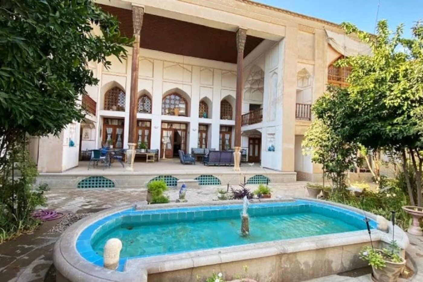Cour et howz de la maison Bekhradi, quartier Sonbolestan à Ispahan
