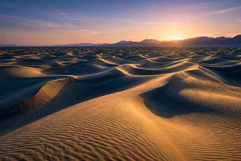 Dunes sculptées du désert du Lout au lever du soleil